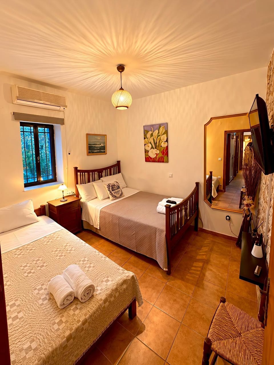 Bed, TV and multimedia, Photo of the whole room, Bedroom, towels, air conditioner