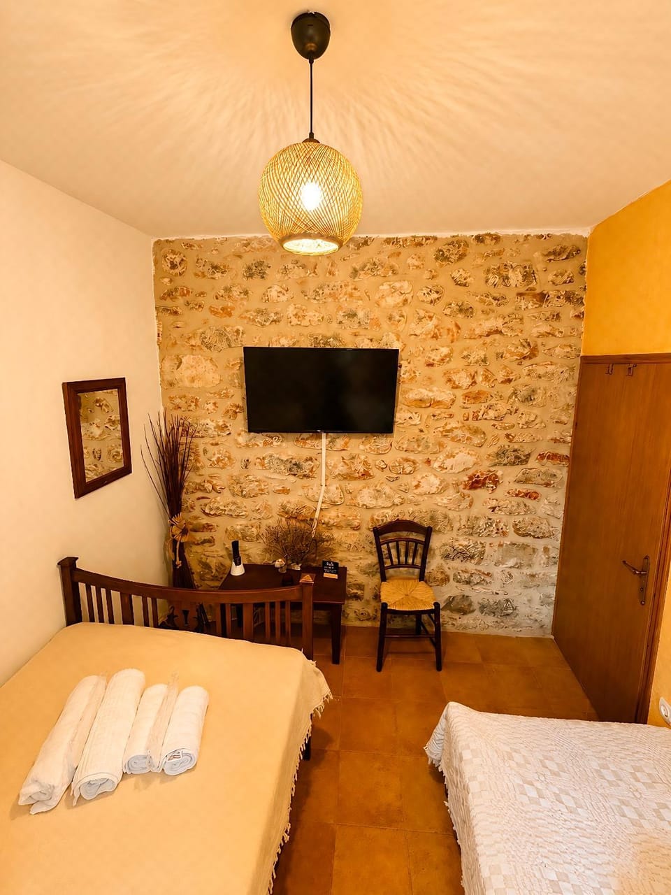 Bed, TV and multimedia, Photo of the whole room, Bedroom, towels
