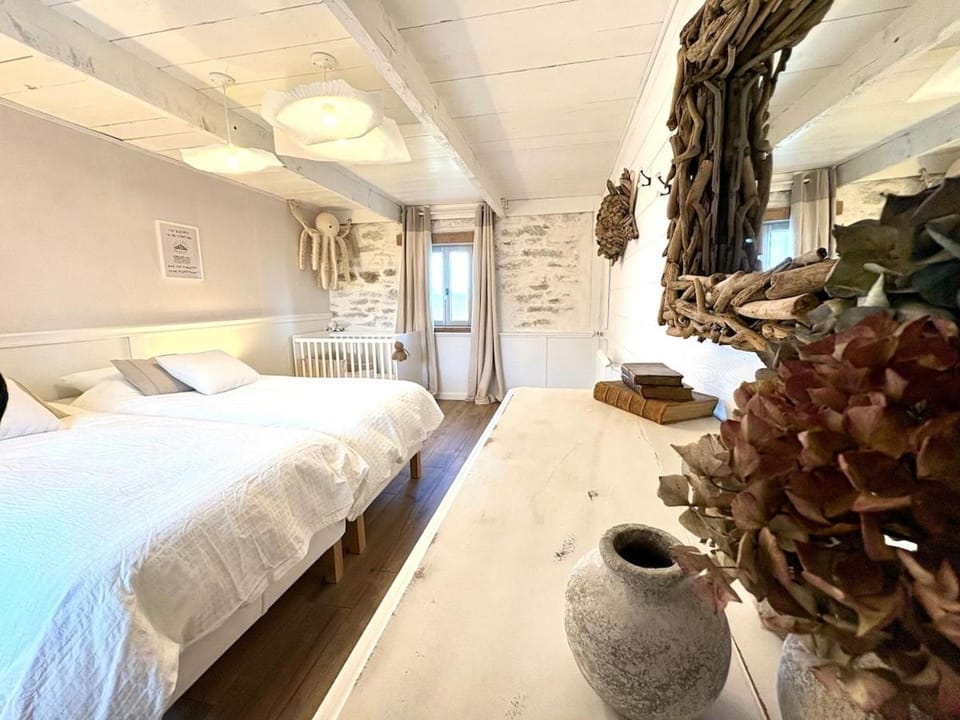 Nouveau, pieds dans leau, jacuzzi, pétanque, karaoké, 15 personnes House in Kerlouan