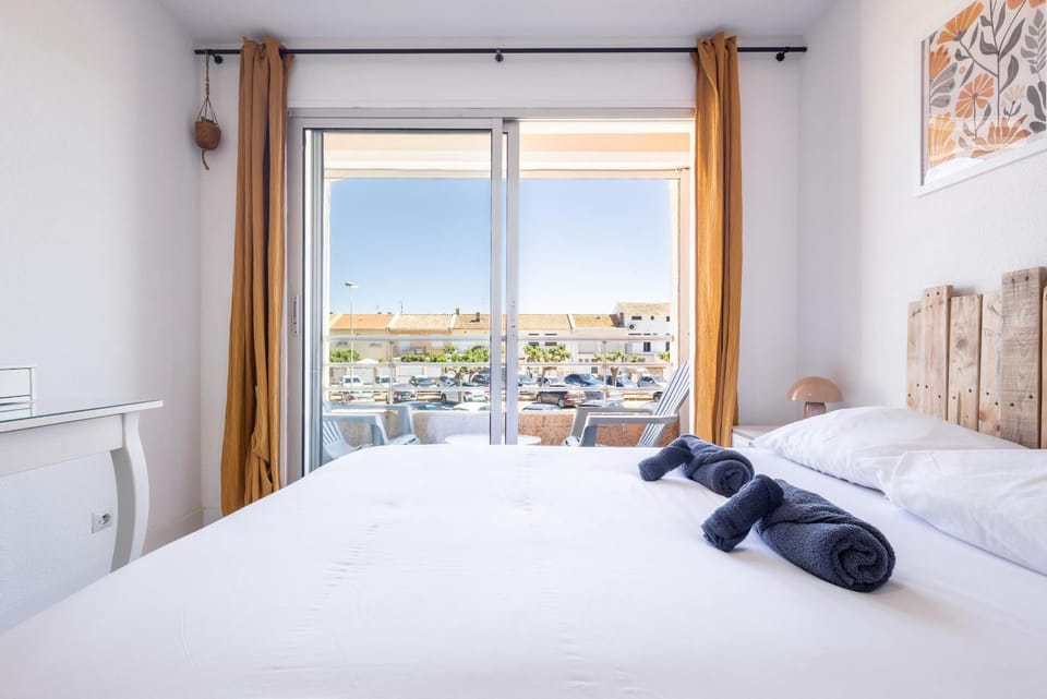 Appartement de charme les pieds dans leau Apartment in Occitanie