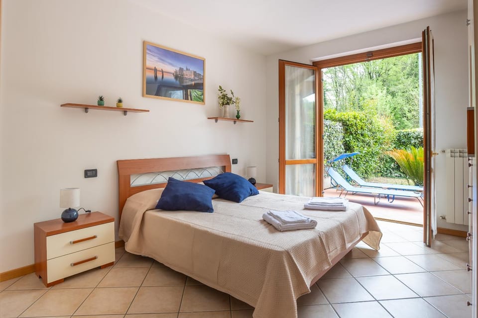 Desenzano apartment with garden, garage and pool Apartment in Desenzano del Garda