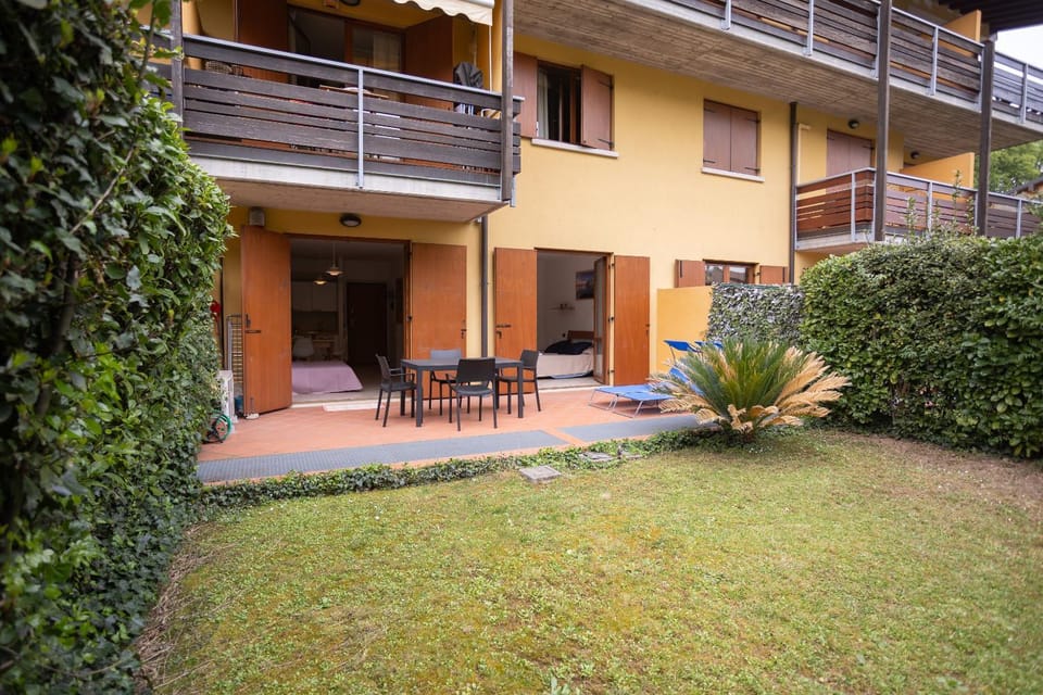 Desenzano apartment with garden, garage and pool Apartment in Desenzano del Garda