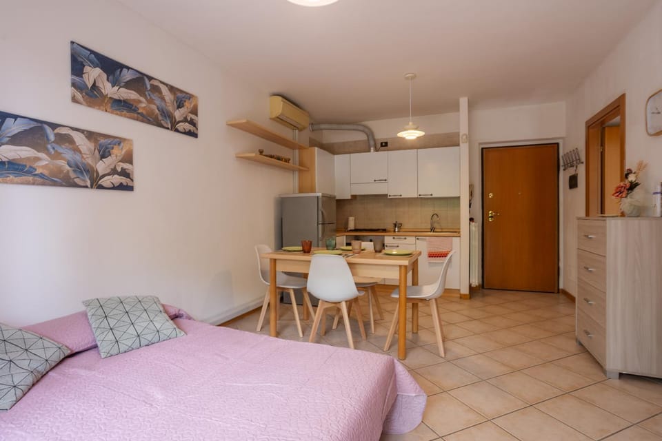 Desenzano apartment with garden, garage and pool Apartment in Desenzano del Garda