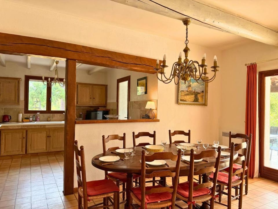 Living room, Seating area, Dining area, pet friendly