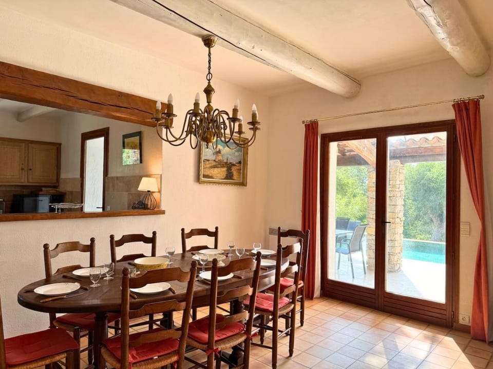 Seating area, Dining area