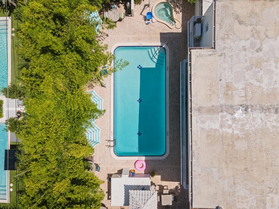 Property building, Natural landscape, Garden, Hot Tub, Swimming pool, sunbed