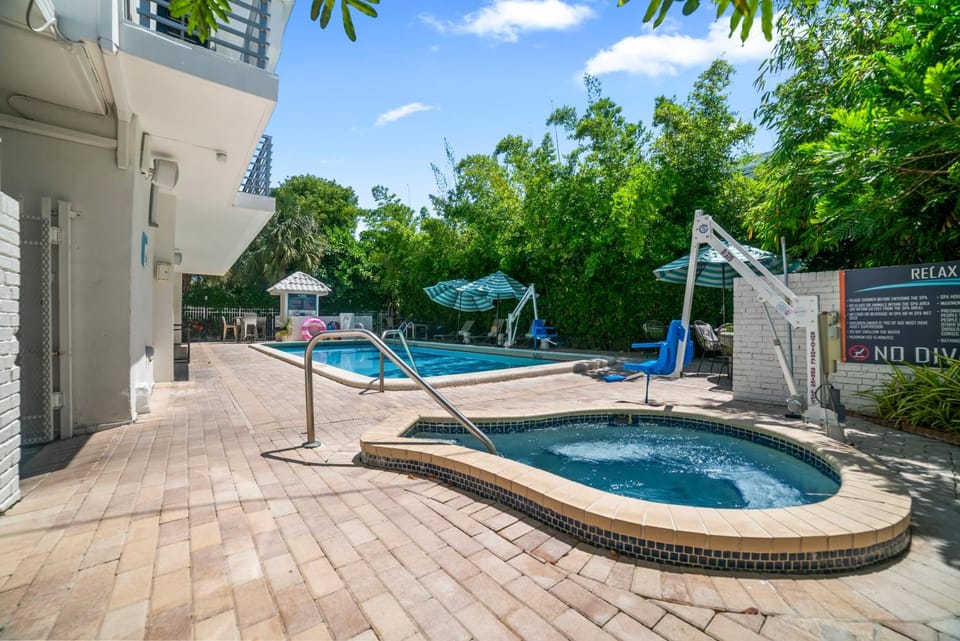 Shower, Property building, Natural landscape, BBQ facilities, Garden, Hot Tub, Swimming pool, sunbed