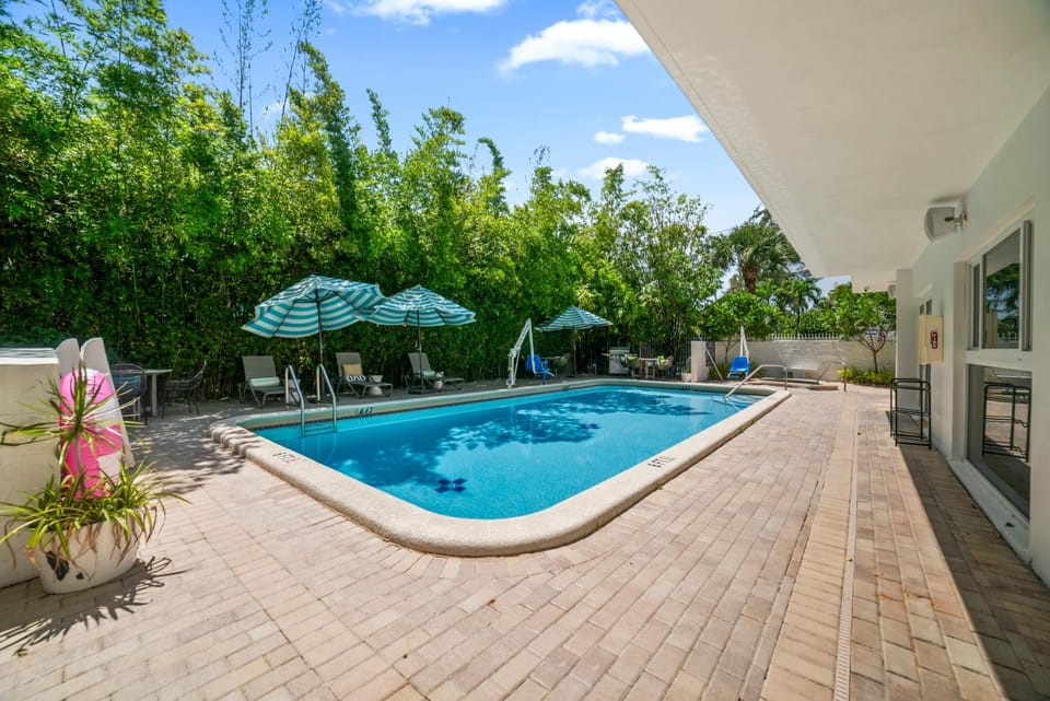 Shower, Property building, BBQ facilities, Garden, Hot Tub, Swimming pool, sunbed