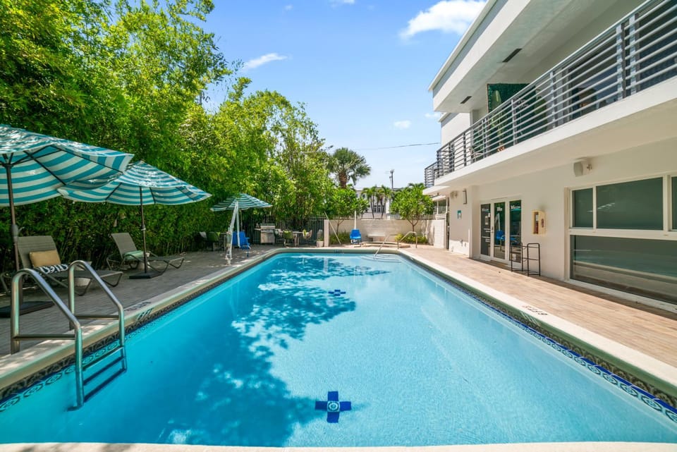 Shower, Property building, Natural landscape, BBQ facilities, Garden, Hot Tub, Dining area, Swimming pool, sunbed