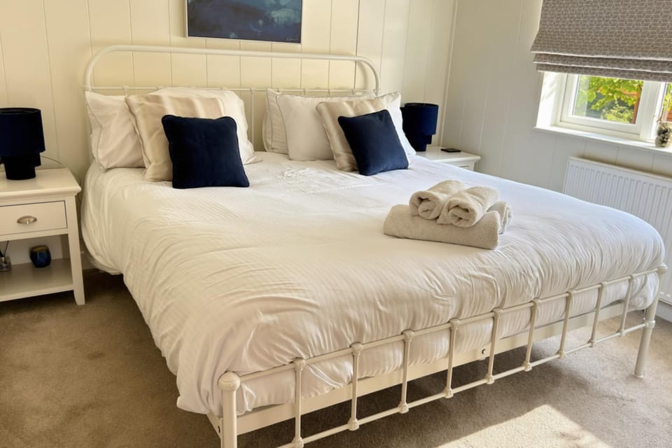 Bed, Photo of the whole room, Bedroom, towels