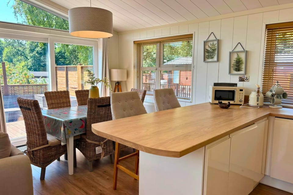 Living room, Seating area, Dining area, minibar, pet friendly