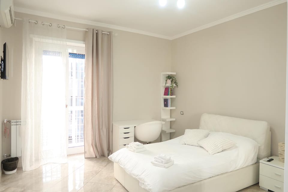 TV and multimedia, Photo of the whole room, Bedroom, towels