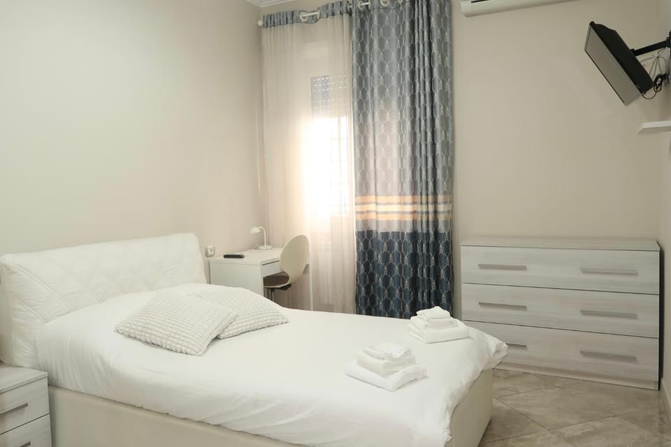 Bed, TV and multimedia, Photo of the whole room, Bedroom, towels