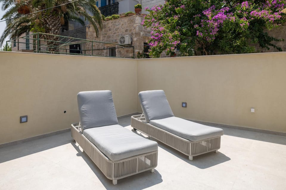 Patio, Day, Seating area, sunbed