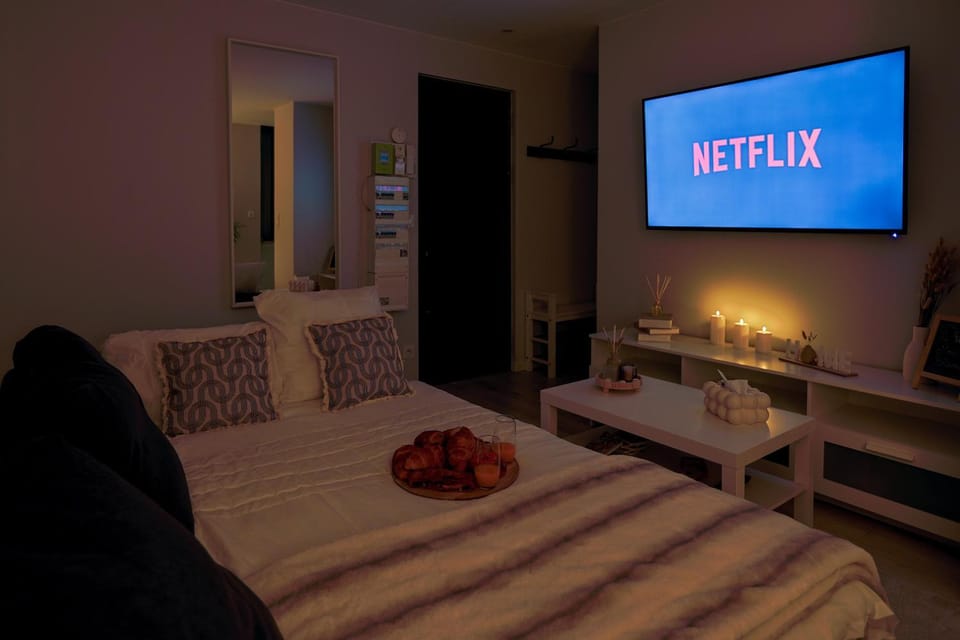Bed, TV and multimedia, Living room