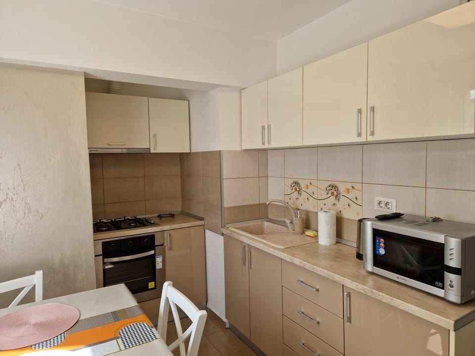 Coffee/tea facilities, Kitchen or kitchenette, Dining area, oven, stove