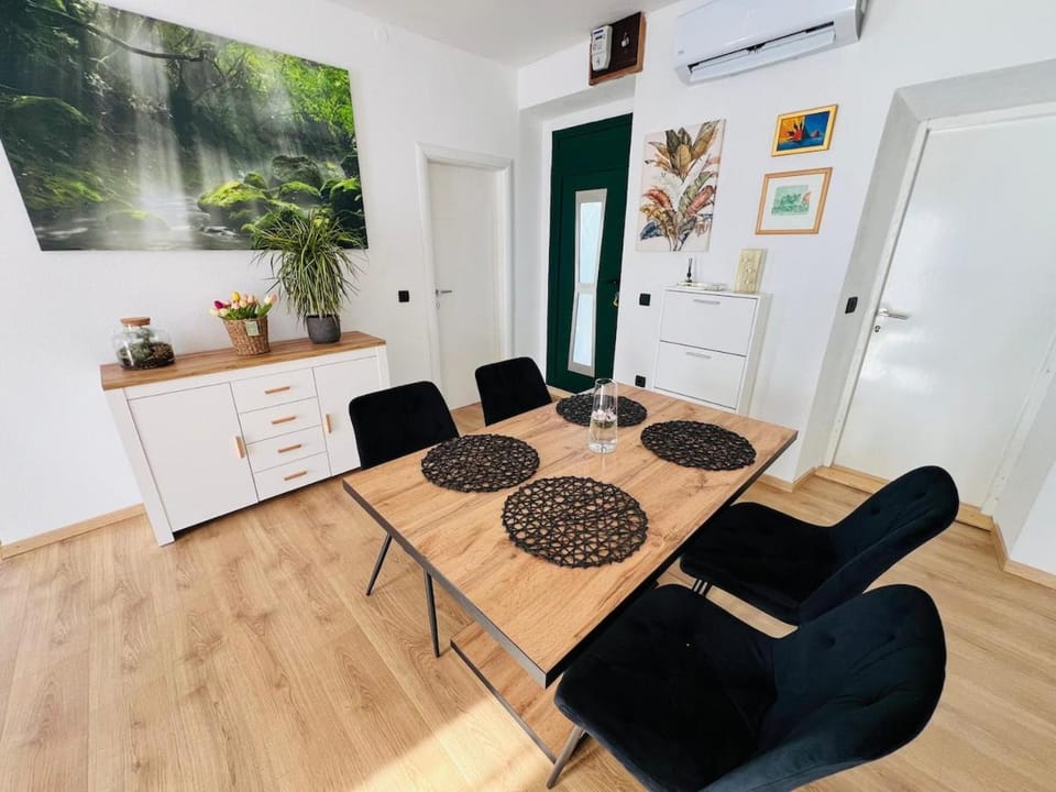 Heart of Vis Retreat Apartment in Komiža