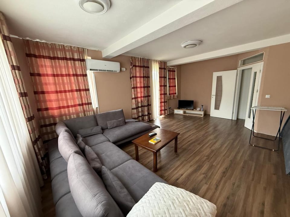 TV and multimedia, Living room, Seating area, heating