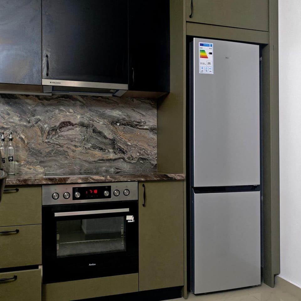 Kitchen or kitchenette, minibar