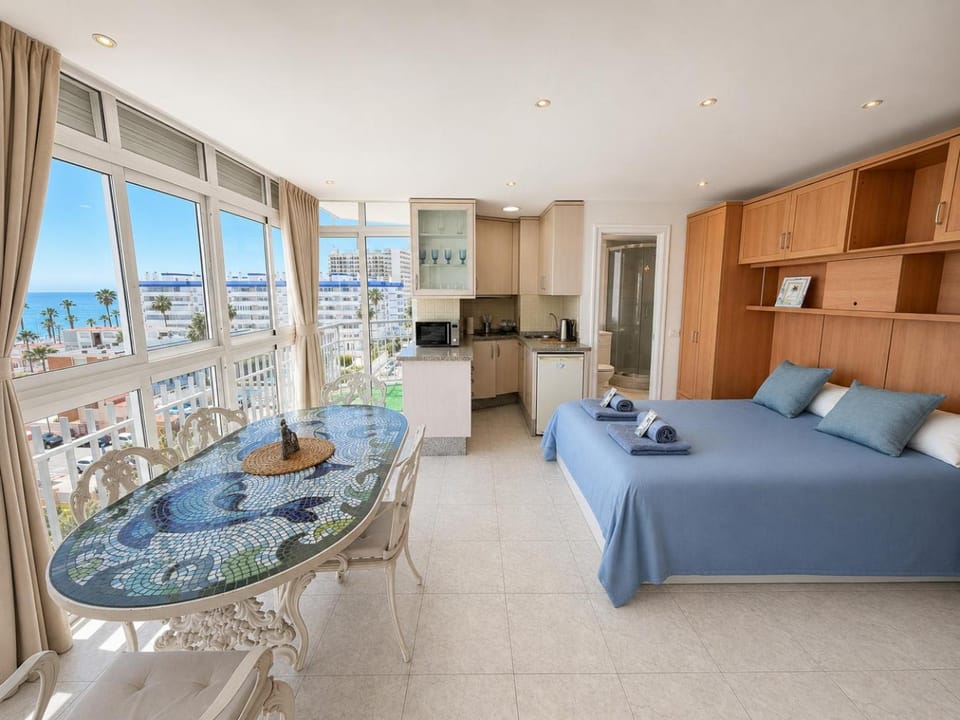 Estudio Luminoso con Vistas al Mar y Piscina Apartment in Benalmadena
