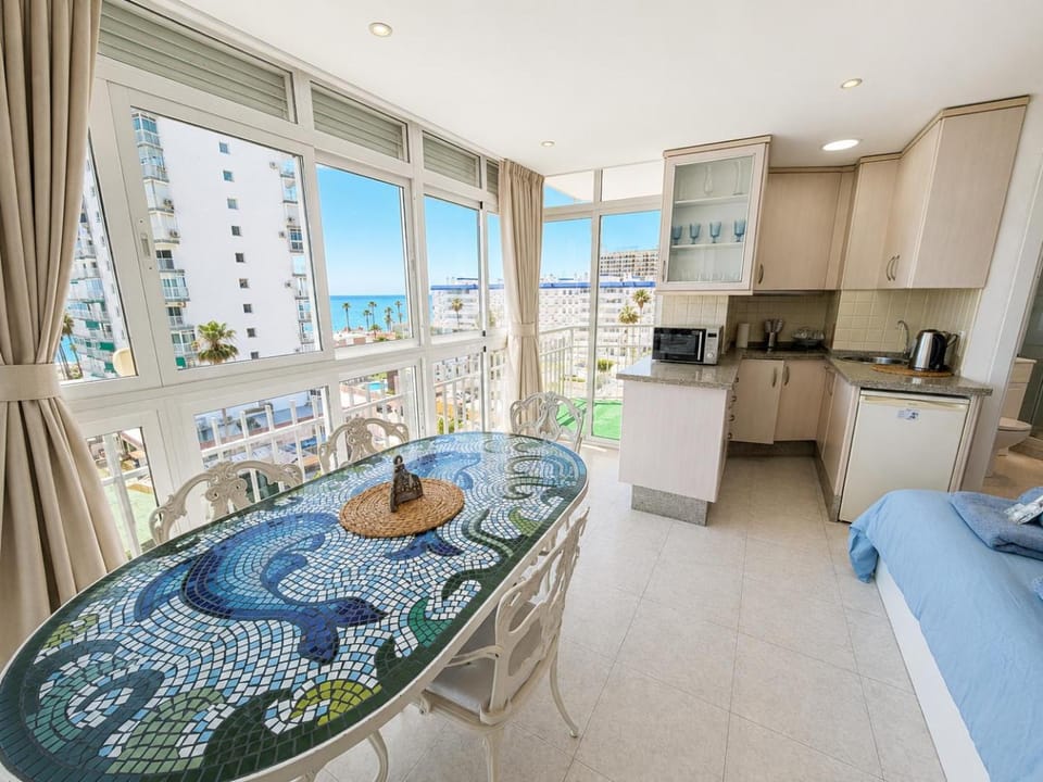 Estudio Luminoso con Vistas al Mar y Piscina Apartment in Benalmadena