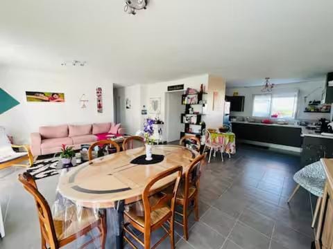 "Les Sorbiers" Chambre Bleue 30' Plages Bed and Breakfast in Nouvelle-Aquitaine