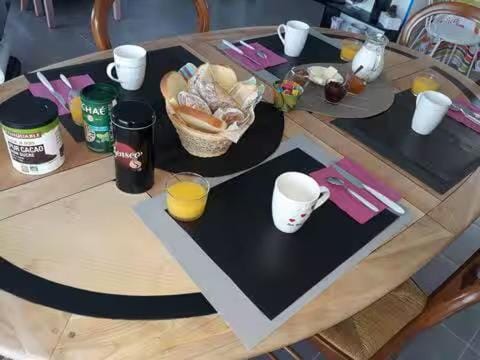 "Les Sorbiers" Chambre Bleue 30' Plages Bed and Breakfast in Nouvelle-Aquitaine