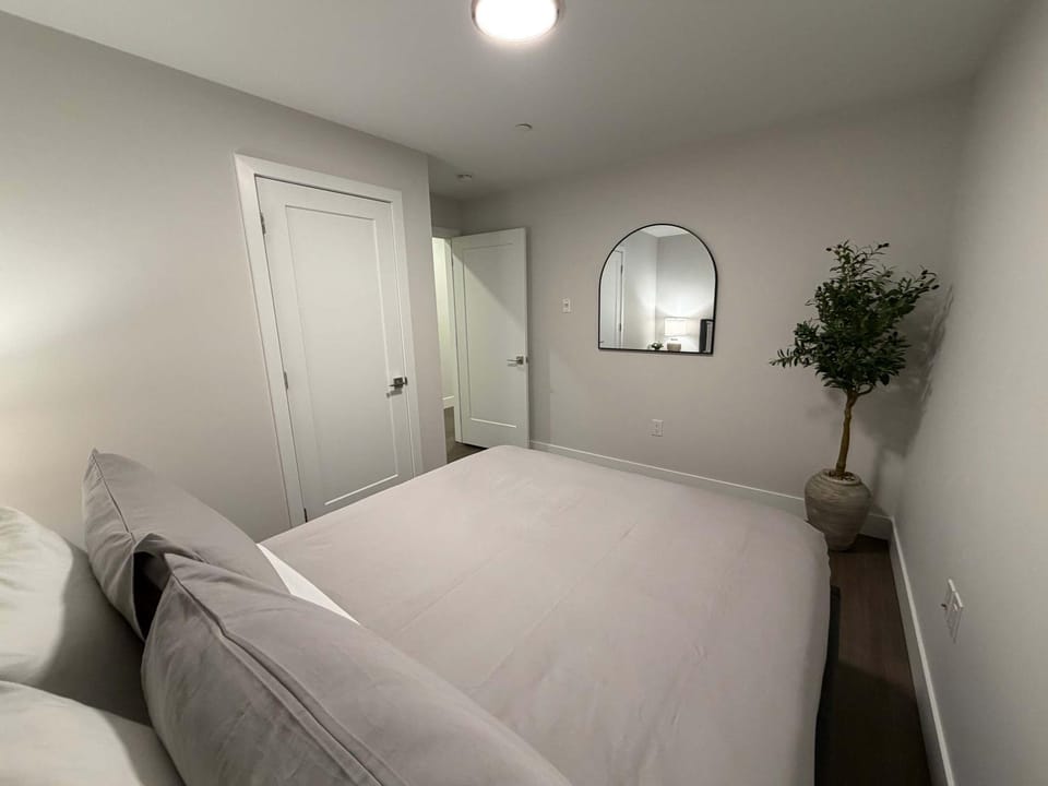 Waterfront 1 BR with 6 appliances and huge patio Apartment in Dartmouth