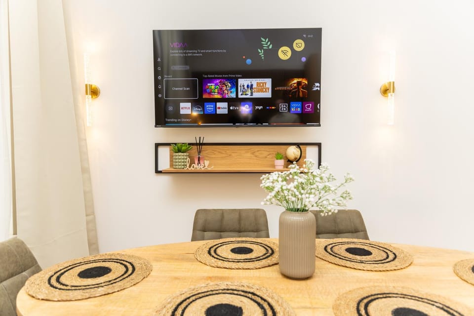 TV and multimedia, Living room, Seating area, Evening entertainment