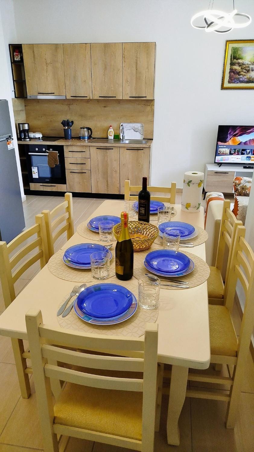 Kitchen or kitchenette, Dining area, oven, stove