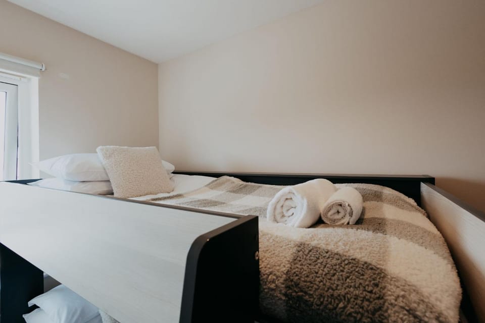 Bed, Photo of the whole room, Bedroom, towels