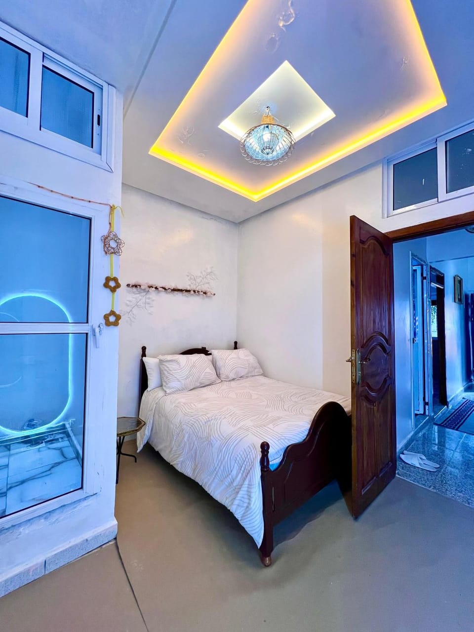 Photo of the whole room, Bedroom, wardrobe