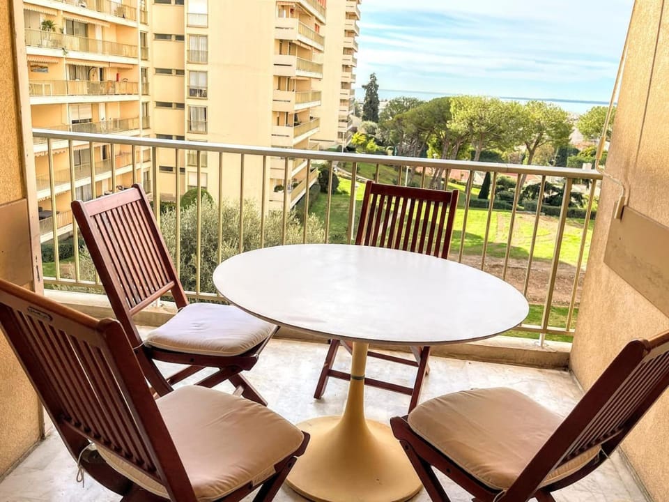 Dans belle résidence appartement 6 personnes piscine et tennis Apartment in Antibes