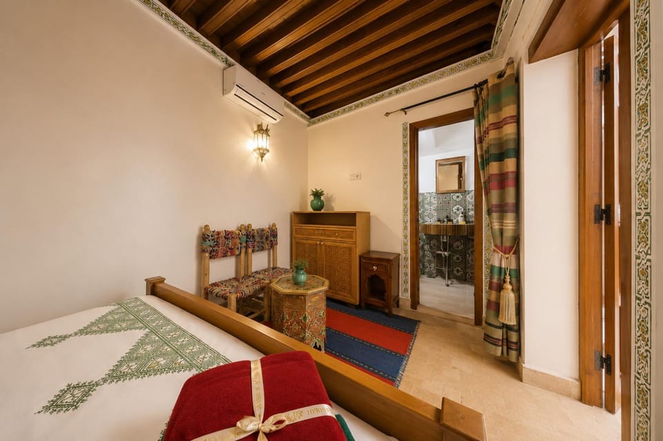 Bed, Living room, Photo of the whole room, Seating area, Bedroom