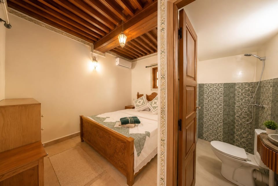 Shower, Toilet, Bed, Bathroom, Bedroom, towels
