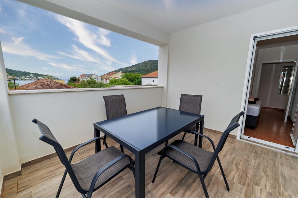 Dzon Beachside Apartments Apartment in Split-Dalmatia County