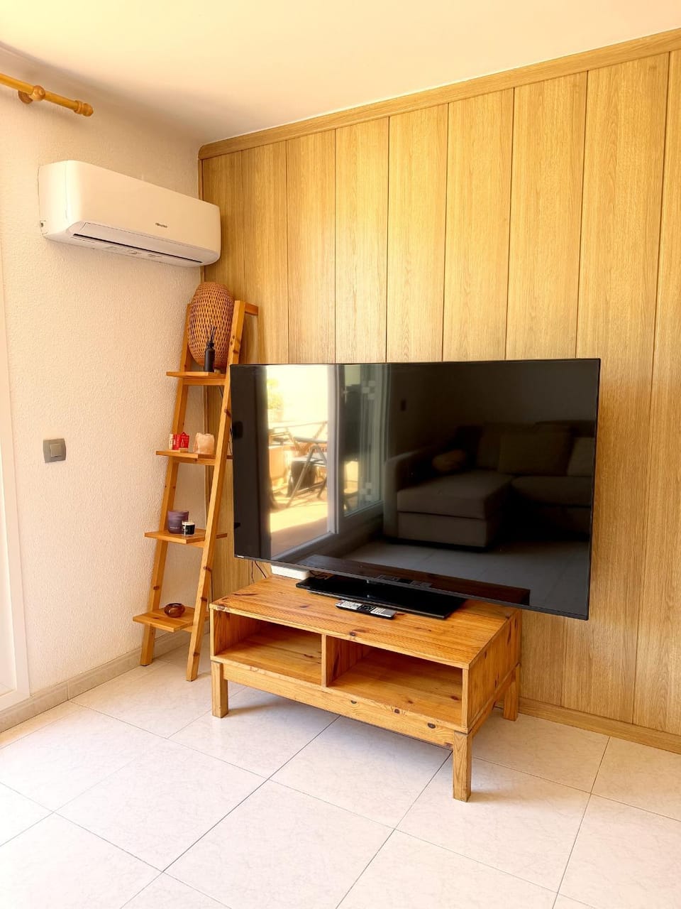 TV and multimedia, Living room, Lounge or bar, air conditioner