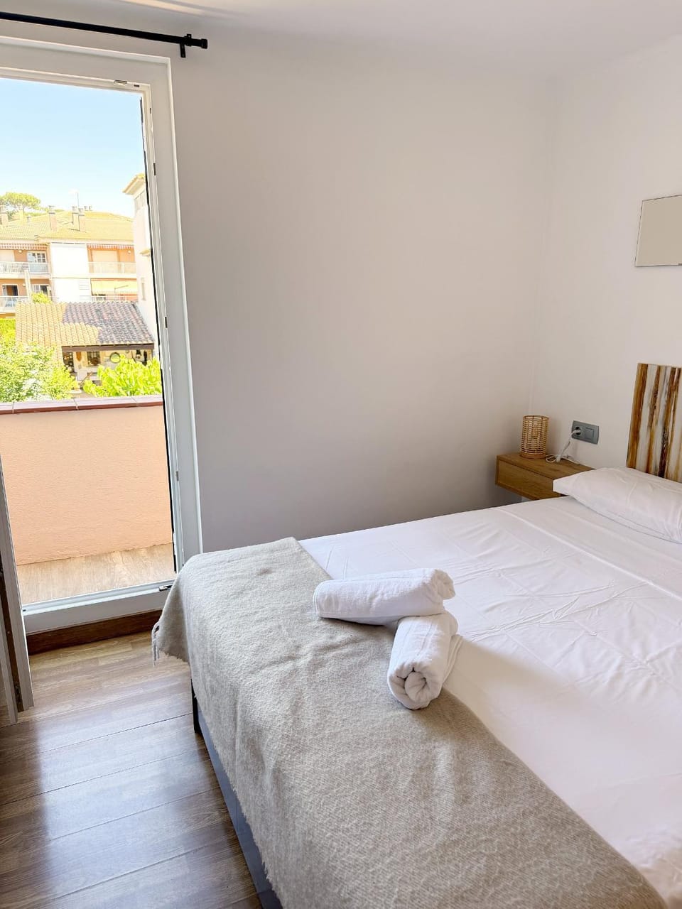 Bed, Photo of the whole room, Bedroom, Garden view