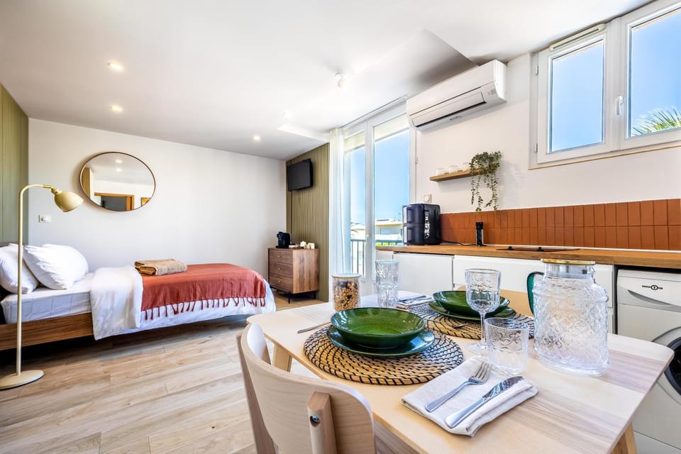 Bed, Kitchen or kitchenette, Photo of the whole room, Dining area, Bedroom, air conditioner
