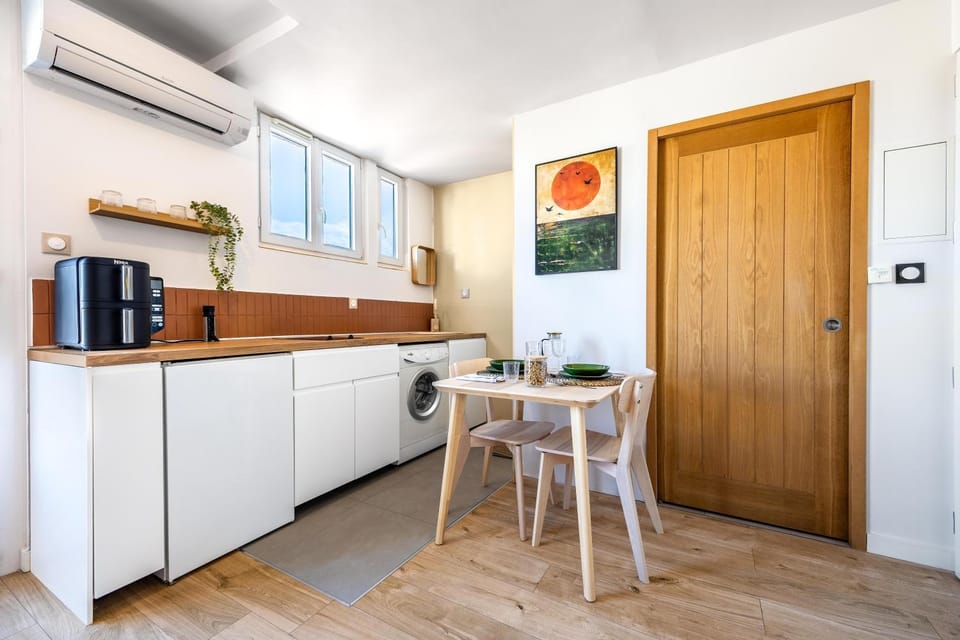 Kitchen or kitchenette, Dining area, air conditioner