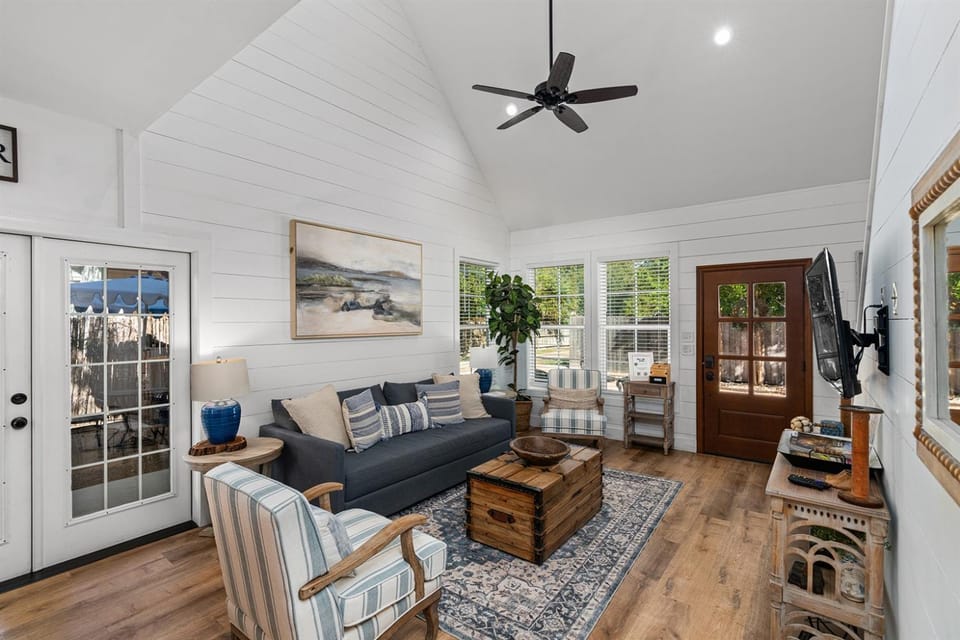 Ultimate Group Getaway - Walk to Main - 3 Homes House in Fredericksburg