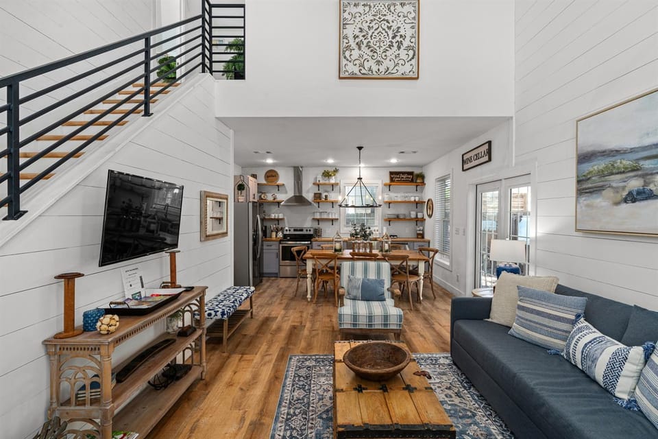 Ultimate Group Getaway - Walk to Main -Sleeps 18 House in Fredericksburg