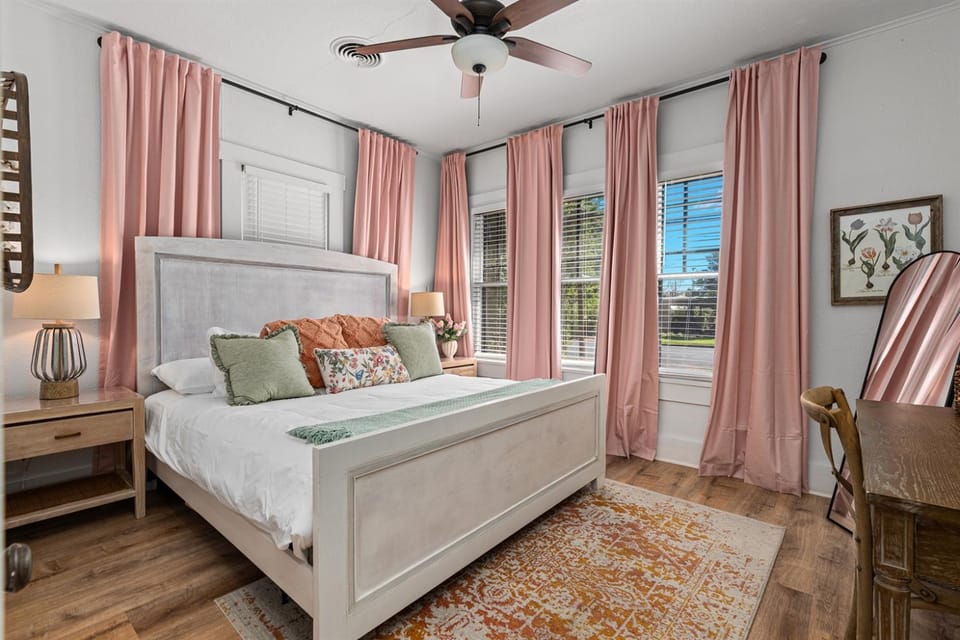 Ultimate Group Getaway - Walk to Main - 3 Homes House in Fredericksburg