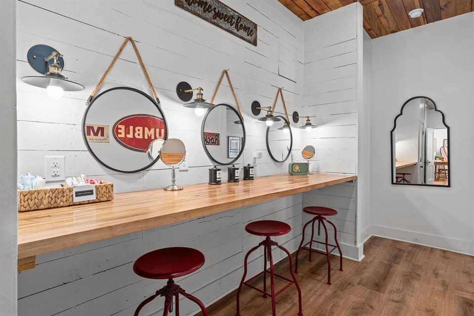 Ultimate Group Getaway - Walk to Main -Sleeps 18 House in Fredericksburg