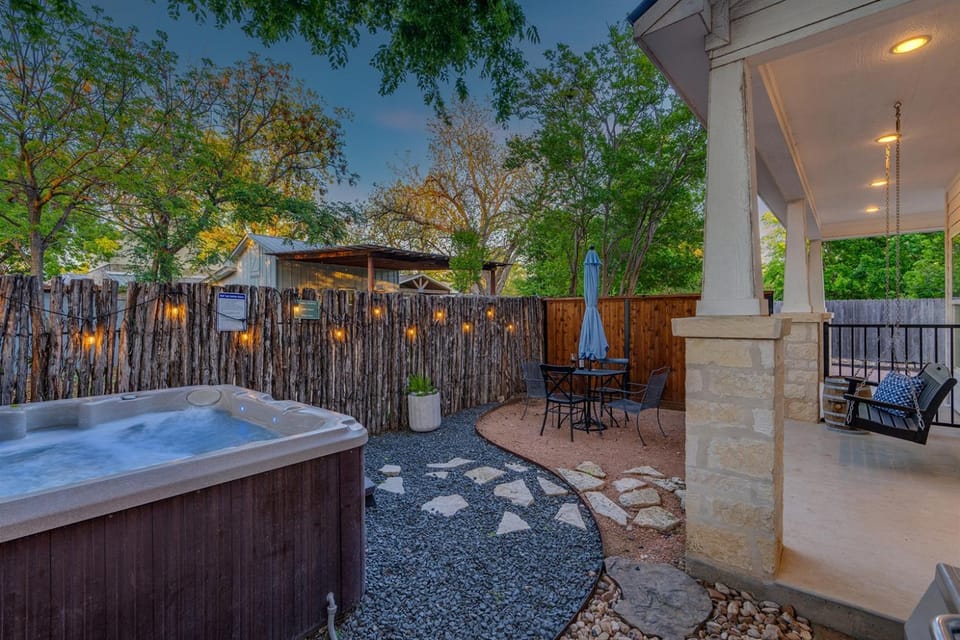 Casita Walk to Main Hot Tub Private Patio House in Fredericksburg