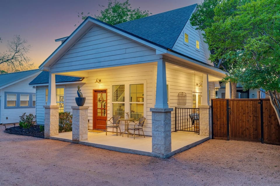 Casita Walk to Main Hot Tub Private Patio House in Fredericksburg