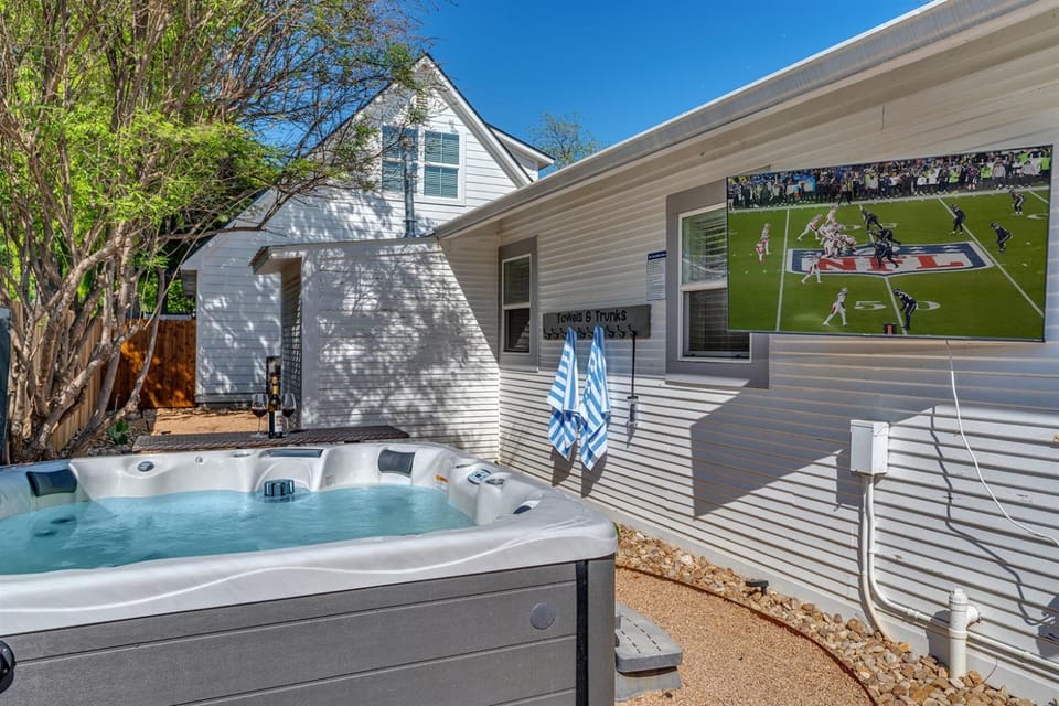 Stylish Retreat Walk to Main Sleeps 10 House in Fredericksburg