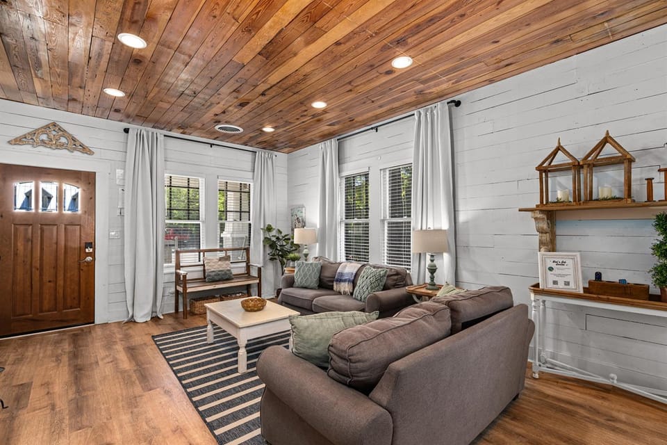 Stylish Retreat Walk to Main Sleeps 10 House in Fredericksburg