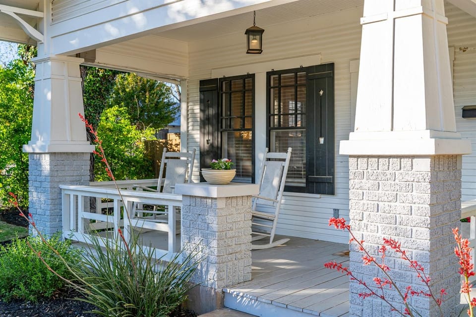 Stylish Retreat Walk to Main Sleeps 10 House in Fredericksburg