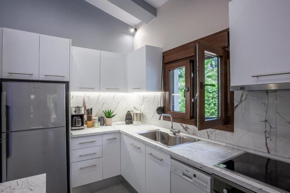Coffee/tea facilities, Kitchen or kitchenette, dishwasher, oven, stove